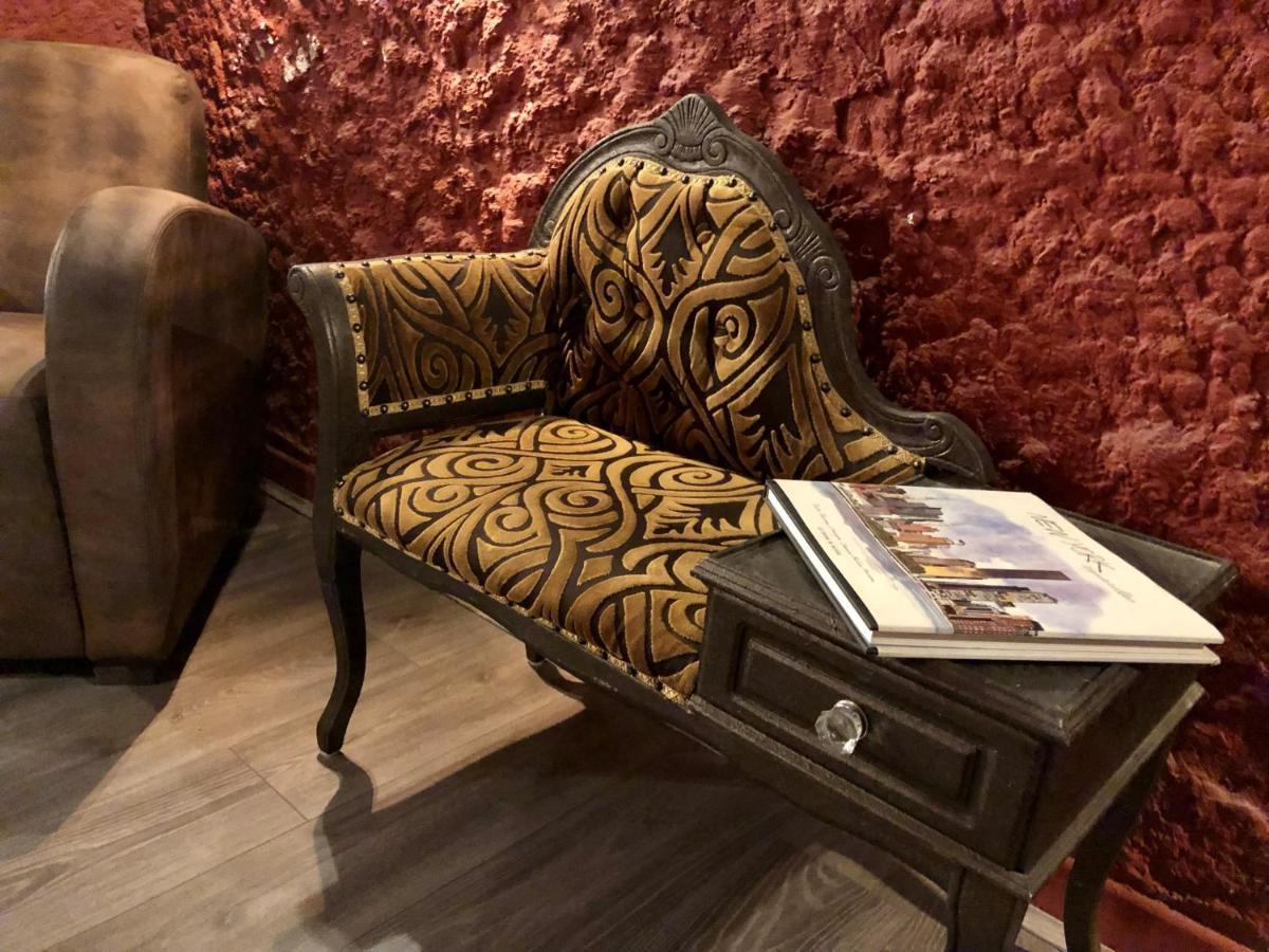Hotel Saint Louis Aigues-Mortes Bagian luar foto