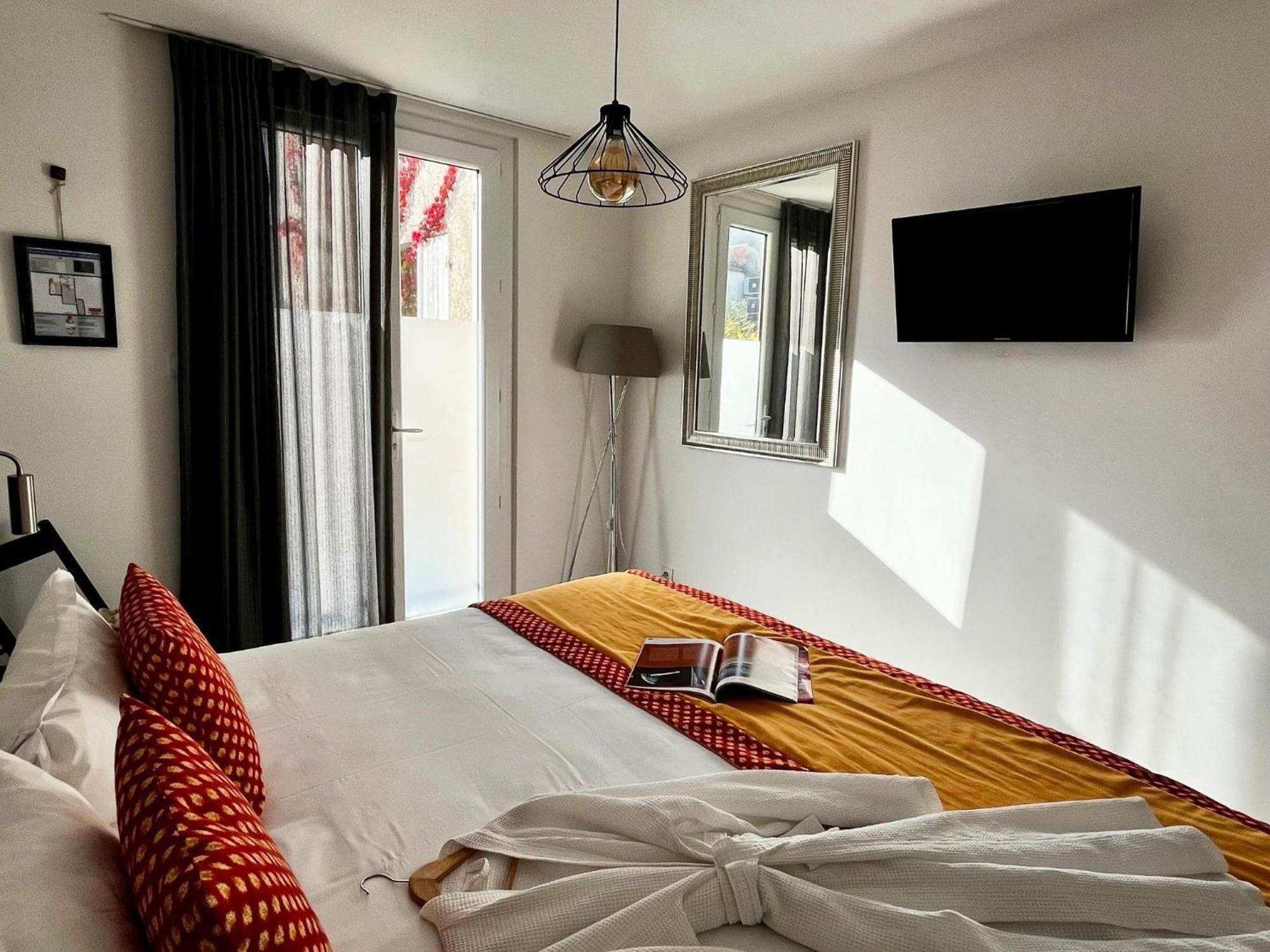 Hotel Saint Louis Aigues-Mortes Bagian luar foto