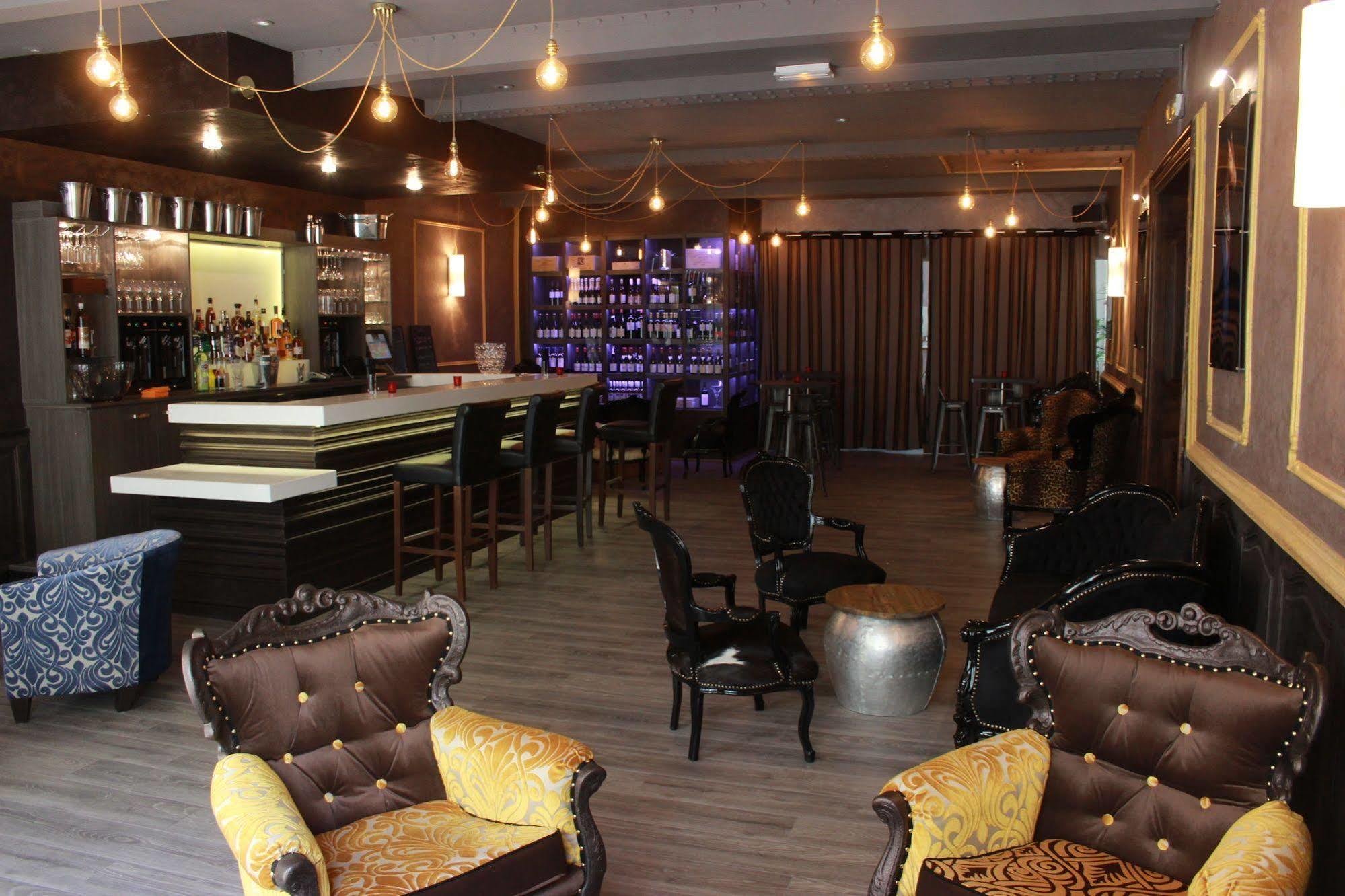 Hotel Saint Louis Aigues-Mortes Bagian luar foto
